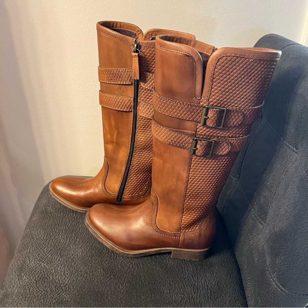 NWOT Roan Footwear Women Tall Boots Brown with zipper size 7.5